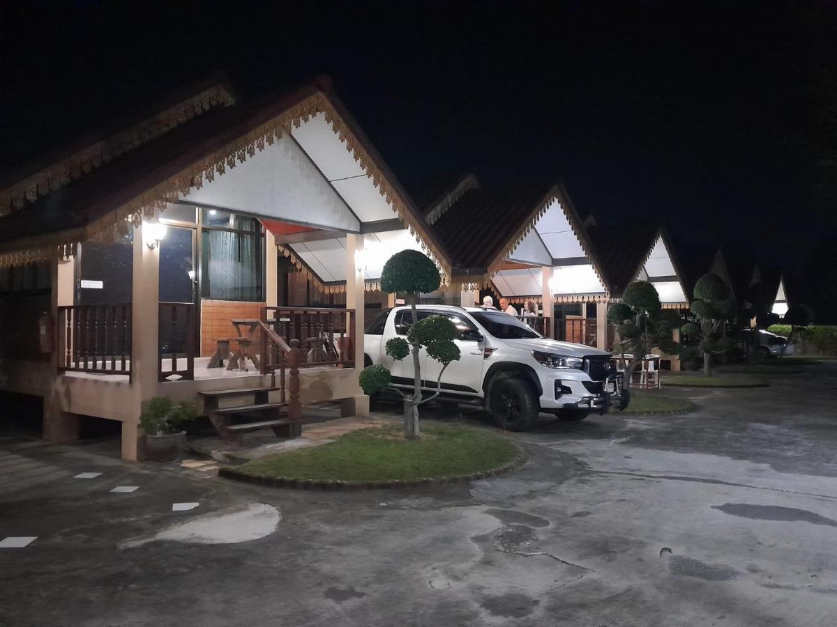 สุขทวีรีสอร์ท อ่าวมะนาว होटल 3*